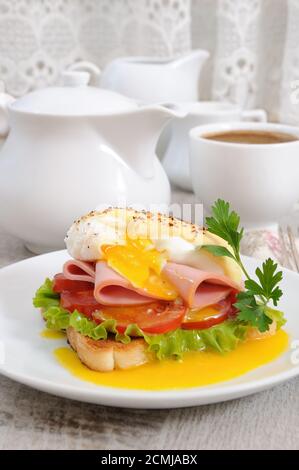 Toast mit Schinken und Tomaten, Benedikt Ei mit holländische Sauce zum Frühstück Stockfoto