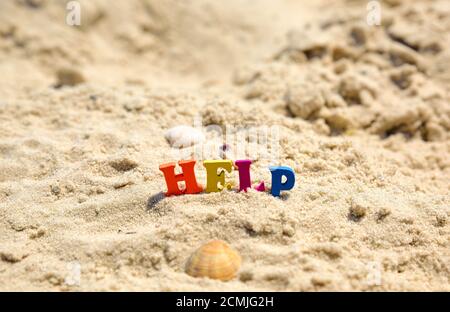 Wort Hilfe aus mehrfarbigem Holz Buchstaben Stockfoto