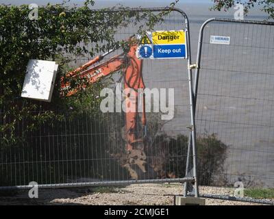 Eastchurch, Kent, Großbritannien. September 2020. Eastchurch Gap Bewohner - wo ein Haus über die Klippe ging Anfang dieses Jahres - versuchen jetzt, "die Flut zu halten" durch das Ausfüllen des Bereichs das Haus in sich selbst zusammengebrochen. Ein Bagger wurde an der Klippe arbeiten gesehen, und ein Auftragnehmer wird von den Bewohnern eingesetzt, um weitere Erosion zu verzögern, wobei das Projekt von Resident Malcolm Newell geleitet wird, der Vorsitzender der Eastchurch Gap Erosion and Community Action Group ist. Kredit: James Bell/Alamy Live Nachrichten Stockfoto