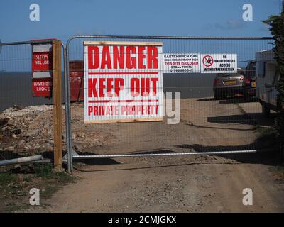 Eastchurch, Kent, Großbritannien. September 2020. Eastchurch Gap Bewohner - wo ein Haus über die Klippe ging Anfang dieses Jahres - versuchen jetzt, "die Flut zu halten" durch das Ausfüllen des Bereichs das Haus in sich selbst zusammengebrochen. Ein Bagger wurde an der Klippe arbeiten gesehen, und ein Auftragnehmer wird von den Bewohnern eingesetzt, um weitere Erosion zu verzögern, wobei das Projekt von Resident Malcolm Newell geleitet wird, der Vorsitzender der Eastchurch Gap Erosion and Community Action Group ist. Kredit: James Bell/Alamy Live Nachrichten Stockfoto