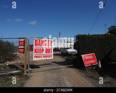 Eastchurch, Kent, Großbritannien. September 2020. Eastchurch Gap Bewohner - wo ein Haus über die Klippe ging Anfang dieses Jahres - versuchen jetzt, "die Flut zu halten" durch das Ausfüllen des Bereichs das Haus in sich selbst zusammengebrochen. Ein Bagger wurde an der Klippe arbeiten gesehen, und ein Auftragnehmer wird von den Bewohnern eingesetzt, um weitere Erosion zu verzögern, wobei das Projekt von Resident Malcolm Newell geleitet wird, der Vorsitzender der Eastchurch Gap Erosion and Community Action Group ist. Kredit: James Bell/Alamy Live Nachrichten Stockfoto