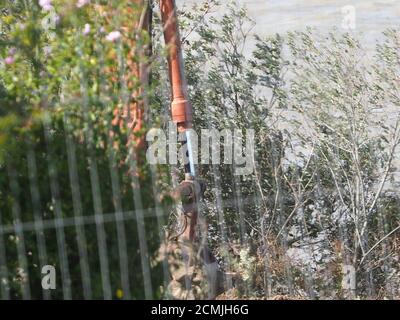 Eastchurch, Kent, Großbritannien. September 2020. Eastchurch Gap Bewohner - wo ein Haus über die Klippe ging Anfang dieses Jahres - versuchen jetzt, "die Flut zu halten" durch das Ausfüllen des Bereichs das Haus in sich selbst zusammengebrochen. Ein Bagger wurde an der Klippe arbeiten gesehen, und ein Auftragnehmer wird von den Bewohnern eingesetzt, um weitere Erosion zu verzögern, wobei das Projekt von Resident Malcolm Newell geleitet wird, der Vorsitzender der Eastchurch Gap Erosion and Community Action Group ist. Kredit: James Bell/Alamy Live Nachrichten Stockfoto