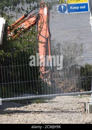 Eastchurch, Kent, Großbritannien. September 2020. Eastchurch Gap Bewohner - wo ein Haus über die Klippe ging Anfang dieses Jahres - versuchen jetzt, "die Flut zu halten" durch das Ausfüllen des Bereichs das Haus in sich selbst zusammengebrochen. Ein Bagger wurde an der Klippe arbeiten gesehen, und ein Auftragnehmer wird von den Bewohnern eingesetzt, um weitere Erosion zu verzögern, wobei das Projekt von Resident Malcolm Newell geleitet wird, der Vorsitzender der Eastchurch Gap Erosion and Community Action Group ist. Kredit: James Bell/Alamy Live Nachrichten Stockfoto