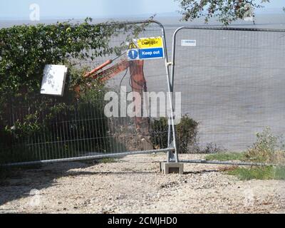 Eastchurch, Kent, Großbritannien. September 2020. Eastchurch Gap Bewohner - wo ein Haus über die Klippe ging Anfang dieses Jahres - versuchen jetzt, "die Flut zu halten" durch das Ausfüllen des Bereichs das Haus in sich selbst zusammengebrochen. Ein Bagger wurde an der Klippe arbeiten gesehen, und ein Auftragnehmer wird von den Bewohnern eingesetzt, um weitere Erosion zu verzögern, wobei das Projekt von Resident Malcolm Newell geleitet wird, der Vorsitzender der Eastchurch Gap Erosion and Community Action Group ist. Kredit: James Bell/Alamy Live Nachrichten Stockfoto