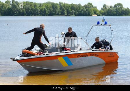 Tauchboot schwimmt auf dem Dnjepr Fluss mit Polizei Rettungsschwimmern im Dienst und Ausrüstung an Bord. Juni 12, 2018. Kiew, Ukraine Stockfoto