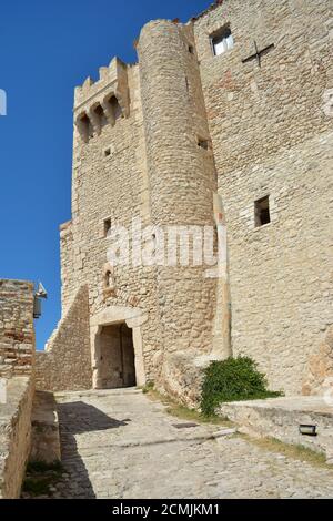 Tremiti, Apulien, Italien -08/28/2020 - die Burg von Angevin auf der Insel San Nicola auf den Tremiti-Inseln, kleine Inseln in der Adria, Teil des Th Stockfoto