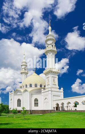 Weiße Moschee am Sommertag Stockfoto