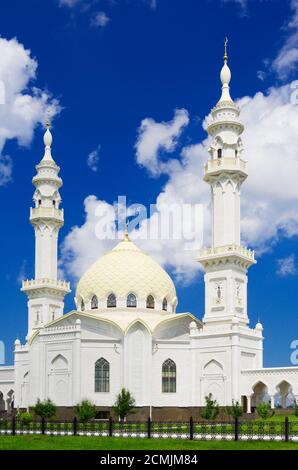 Weiße Moschee am Sommertag Stockfoto