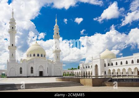 Weiße Moschee am Sommertag Stockfoto