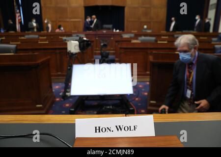 Ein Sitz am Zeugentisch für den amtierenden Heimatschutzsekretär Chad Wolf bleibt leer, nachdem er es versäumt hat, im Rayburn House Office Building auf dem Capitol Hill am 17. September 2020 in Washington, DC, zu einer Anhörung über "weltweite Bedrohungen für das Heimatland" zu erscheinen. Ein Bericht des Government Accountability Office im August fand heraus, dass Wolfs Ernennung durch die Trump-Administration, die regelmäßig den Bestätigungsvorgang des Senats umgangen hat, ungültig war und eine Verletzung des Federal Vakanzen Reform Act darstellt. Kredit: Chip Somodevilla /Pool über CNP /MediaPunch Stockfoto