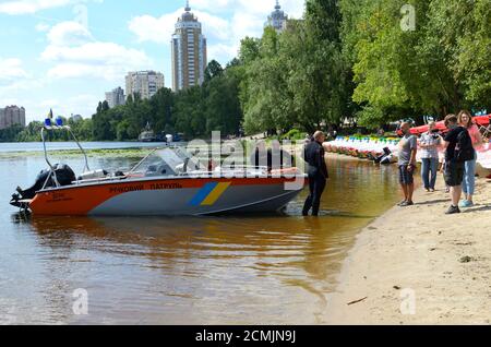 Tauchboot mit Polizei Rettungsschwimmern im Dienst und Ausrüstung an Bord traf den Strand. Juni 12, 2018. Kiew, Ukraine Stockfoto