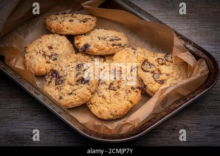 Hausgemachte Kekse frisch aus dem Ofen in einem Backen Versuchen Sie es Stockfoto