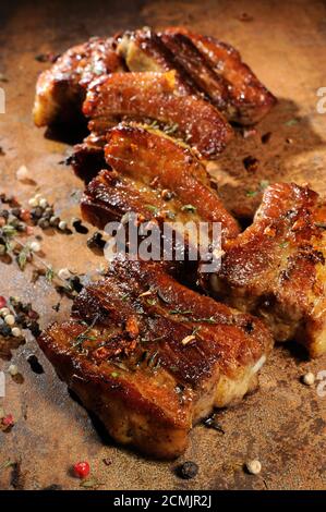 Marinierte Schweinebrippen mit Gewürzen, Knoblauch und Kreuzkümmel. Vertikale Aufnahme. Blick von oben Stockfoto