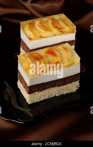 Kuchen gestapelt aus Karamell, Apfelmousse, Schokolade und Mandelgebäck Stockfoto