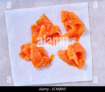 Geräucherter Lachs in Studioumgebung, isoliert auf Weiß. Stockfoto