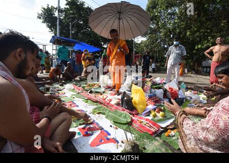 Kalkutta, Indien. September 2020. (9/17/2020) Tarpana, das hinduistische Ritual für das Sakrament der Bereitstellung von Wasser und Nahrung für die Mähne am Ufer des Ganges oder Fluss Hooghly. Es wird am Mahalaya-Tag gut praktiziert, wenn 'Pitri Paksha' endet und 'devi Paksha' beginnt, vor dem Durga Puja Festival. (Foto von Biswarup Ganguly/Pacific Press/Sipa USA) Quelle: SIPA USA/Alamy Live News Stockfoto