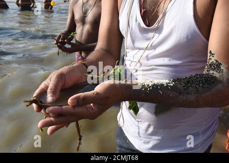 Kalkutta, Indien. September 2020. (9/17/2020) Tarpana, das hinduistische Ritual für das Sakrament der Bereitstellung von Wasser und Nahrung für die Mähne am Ufer des Ganges oder Fluss Hooghly. Es wird am Mahalaya-Tag gut praktiziert, wenn 'Pitri Paksha' endet und 'devi Paksha' beginnt, vor dem Durga Puja Festival. (Foto von Biswarup Ganguly/Pacific Press/Sipa USA) Quelle: SIPA USA/Alamy Live News Stockfoto