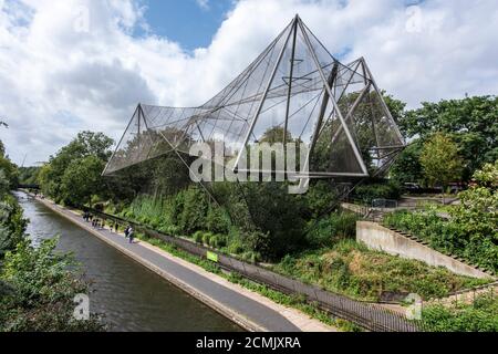 Blick auf Voliere von der Brücke über den Regent's Canal. Snowdown Aviary, London, Großbritannien. Architekt: Cedric Price, Frank Newby & Lord Snowdon, 1965. Stockfoto