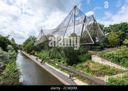 Blick auf Voliere von der Brücke über den Regent's Canal. Snowdown Aviary, London, Großbritannien. Architekt: Cedric Price, Frank Newby & Lord Snowdon, 1965. Stockfoto