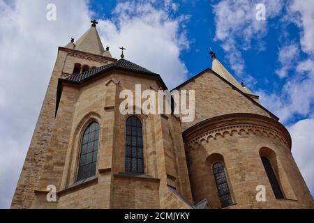 Die St.-Georgs-Basilika ist das älteste erhaltene Kirchengebäude im Prager Burgkomplex. Außenansicht des wunderschönen historischen Gebäudes. Stockfoto