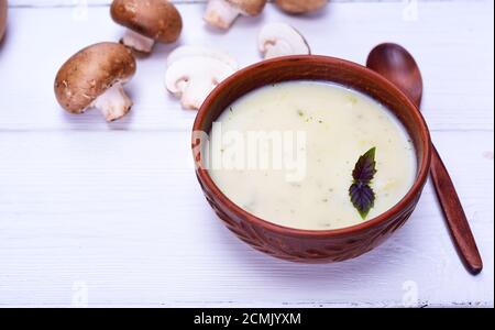 Pilz cremige Suppe in einem Tongefäß braune Platte Stockfoto