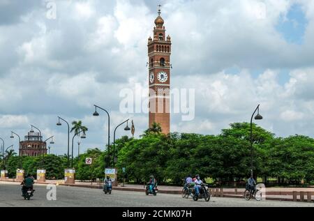 Lucknow, Indien - September 2020: Blick auf den Uhrenturm in Lucknow am 6. September 2020 in Uttar Pradesh, Indien. Stockfoto