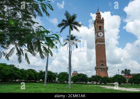 Lucknow, Indien - September 2020: Blick auf den Uhrenturm in Lucknow am 6. September 2020 in Uttar Pradesh, Indien. Stockfoto