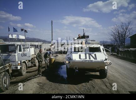 30. März 1994 während des Bosnienkrieges: Ein schwedischer SISU XA-180 APC wird vor dem REME-Stützpunkt der britischen Armee in Vitez aufgetankt. Stockfoto