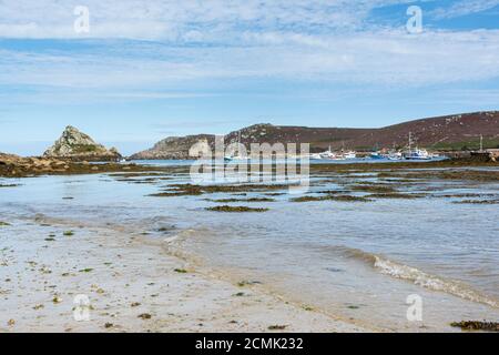 Boote ankerten zwischen Bryher und Tresco auf den Isles of Scilly Stockfoto