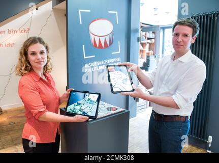 17. September 2020, Schleswig-Holstein, Lübeck: Julia Wittmer, Digital Curator, und Jörg-Philipp Thomsa, Direktor des Günter Grass Hauses, halten bei einer "Augmented Reality Tour" zwei Tafeln vor einer Station, um einen Straffall aus Grass's Roman "die Blechtrommel" digital nachzuverfolgen. Das Günter Grass House sammelt ein weiteres digitales Kapital. (Zu dpa 'Grass-Haus bietet in 'die Blechtrommel' einen virtuellen Rundgang durch ein Strafverfahren an) Foto: Daniel Bockwoldt/dpa Stockfoto