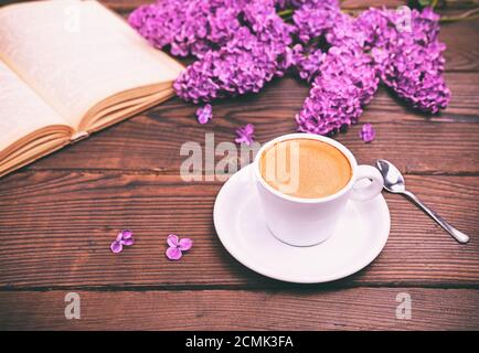 Espresso in eine weiße Tasse mit Untertasse Stockfoto