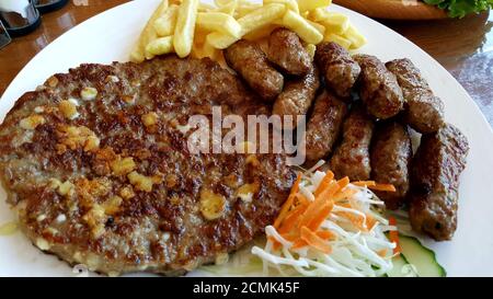 Kebab Kabap cevap serviert traditionelle mazedonische Gerichte. Stockfoto