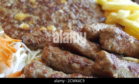 Kebab Kabap cevap serviert traditionelle mazedonische Gerichte. Stockfoto