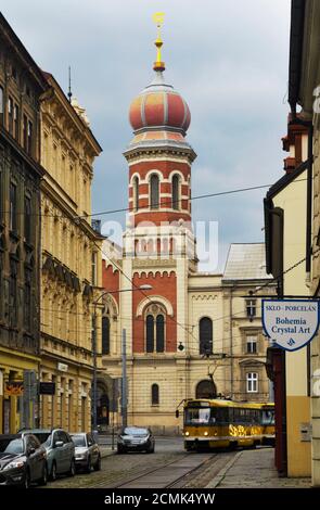 Eine schmale Straße und die große Synagoge in Plzeň (Pilsen), Tschechische Republik Stockfoto