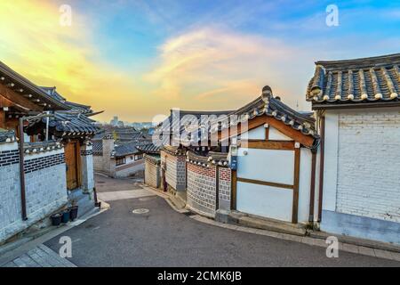 Bukchon Hanok Village und Seoul Skyline der Stadt bei Sonnenaufgang mit Seoul Tower, Seoul, Südkorea Stockfoto