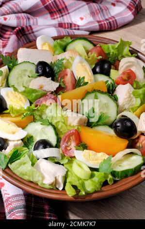 Gemüsesalat mit Poulet und Eiern, Oliven im Salat verlässt. Vertikal gedreht. Stockfoto