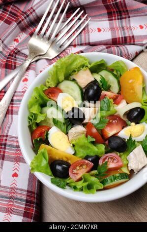 Gemüsesalat mit Poulet und Eiern, Oliven im Salat verlässt. Vertikal gedreht. Stockfoto