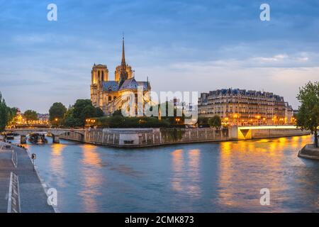 Paris Sonnenuntergang skyline Panorama am Notre Dame de Paris Kathedrale und Seine, Paris, Frankreich Stockfoto