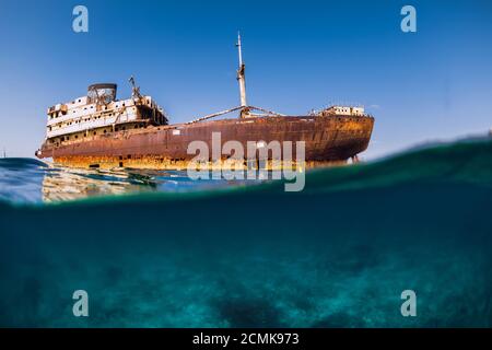 Split Schuss mit Wrack Schiff im blauen Ozean. Arrecife, Lanzarote Stockfoto
