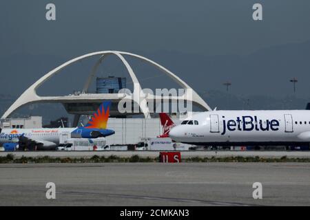 Ein Jet Blue Flugzeug ist am Los Angeles International Airport (LAX) in Los Angeles, Kalifornien, USA gesehen 28. März 2018. REUTERS/Mike Blake