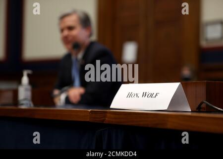 Ein Sitz am Zeugentisch für den amtierenden Heimatschutzsekretär Chad Wolf bleibt leer, nachdem er es versäumt hat, im Rayburn House Office Building auf dem Capitol Hill am 17. September 2020 in Washington, DC, zu einer Anhörung über "weltweite Bedrohungen für das Heimatland" zu erscheinen. Ein Bericht des Government Accountability Office im August fand heraus, dass Wolfs Ernennung durch die Trump-Administration, die regelmäßig den Bestätigungsvorgang des Senats umgangen hat, ungültig war und eine Verletzung des Federal Vakanzen Reform Act darstellt. Kredit: Chip Somodevilla /Pool über CNP - Gebrauch weltweit Stockfoto