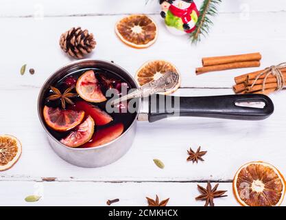 Warmen Glühwein in einem Aluminium pan Stockfoto