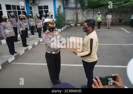 Makassar, Indonesien. September 2020. Angehörige der indonesischen Polizei leisten Unterstützung für von Covid-19 betroffene Einwohner. Diese Hilfe wurde durchgeführt, während die Sozialisierung über die Bedeutung des Tragens von Masken und die Einhaltung der Distanz. (Foto: Herwin Bahar/Pacific Press/Sipa USA) Quelle: SIPA USA/Alamy Live News Stockfoto