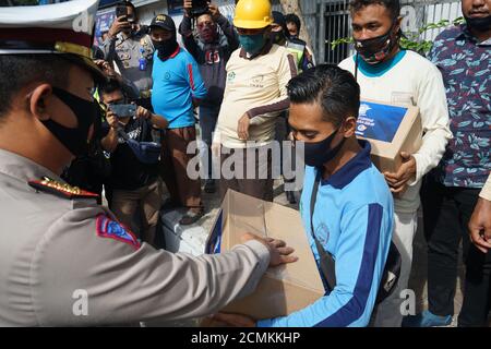 Makassar, Indonesien. September 2020. Angehörige der indonesischen Polizei leisten Unterstützung für von Covid-19 betroffene Einwohner. Diese Hilfe wurde durchgeführt, während die Sozialisierung über die Bedeutung des Tragens von Masken und die Einhaltung der Distanz. (Foto: Herwin Bahar/Pacific Press/Sipa USA) Quelle: SIPA USA/Alamy Live News Stockfoto