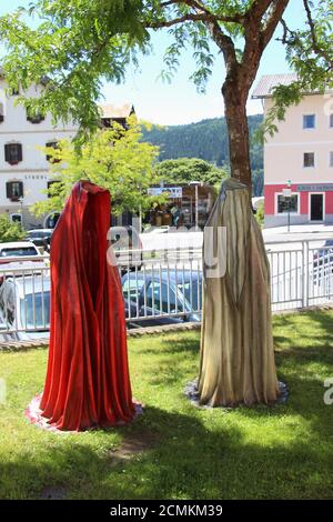 Millstatt, Österreich - 8. Juli 2020: Skulpturen von Geisterhaften im Freien im Zentrum von Millstatt, Österreich, Europa. Stockfoto