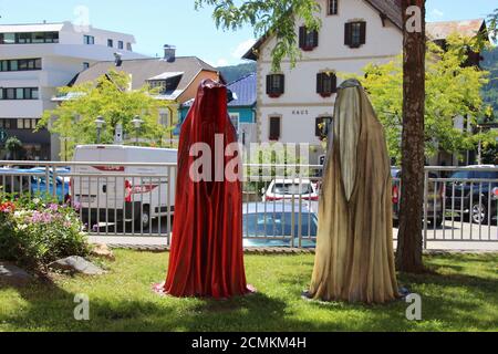 Millstatt, Österreich - 8. Juli 2020: Skulpturen von Geisterhaften im Freien im Zentrum von Millstatt, Österreich, Europa. Stockfoto