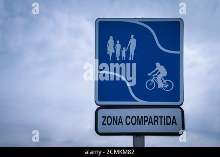 Ein Schild für die gemeinsame Zone, das anzeigt, wo sich Fußgänger und Fahrräder teilen Die Gegend Stockfoto