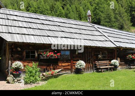 Alte Holzscheune mit Schindeldach in den Bergen. Auf der Sommeregger Alm, Höhe 1720 m, oberhalb des Millstätter Sees. Stockfoto