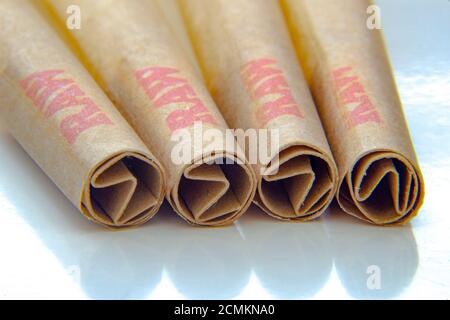 Calgary, Alberta, Kanada. September 16 2020. Nahaufnahme von vier ROHEN Vorrollen von Cannabispapieren mit Filtern Tipps oder Roach Papers. Stockfoto