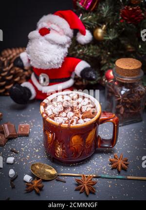 Heißer Kakao mit Marshmallow in einem braunen Keramik Becher Stockfoto